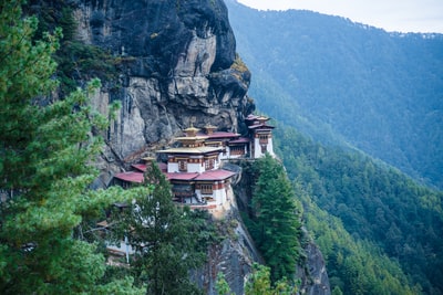 白天山顶上的白色和棕色混凝土建筑